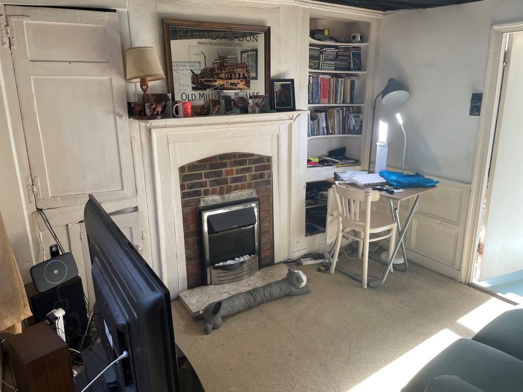 Lot: 11 - CHARACTER COTTAGE IN NEED OF IMPROVEMENT - Living room with fireplace
